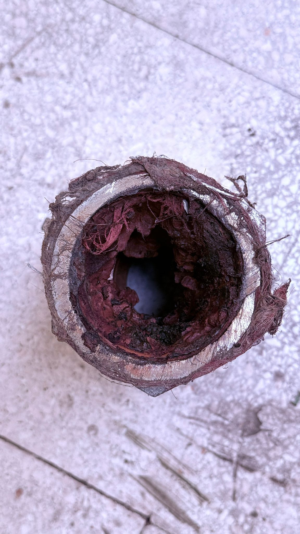Interior deteriorado de una tubería antigua